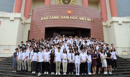 MÙA XUÂN THĂM BẢO TÀNG VĂN HỌC CÙNG HỌC SINH NEWTON