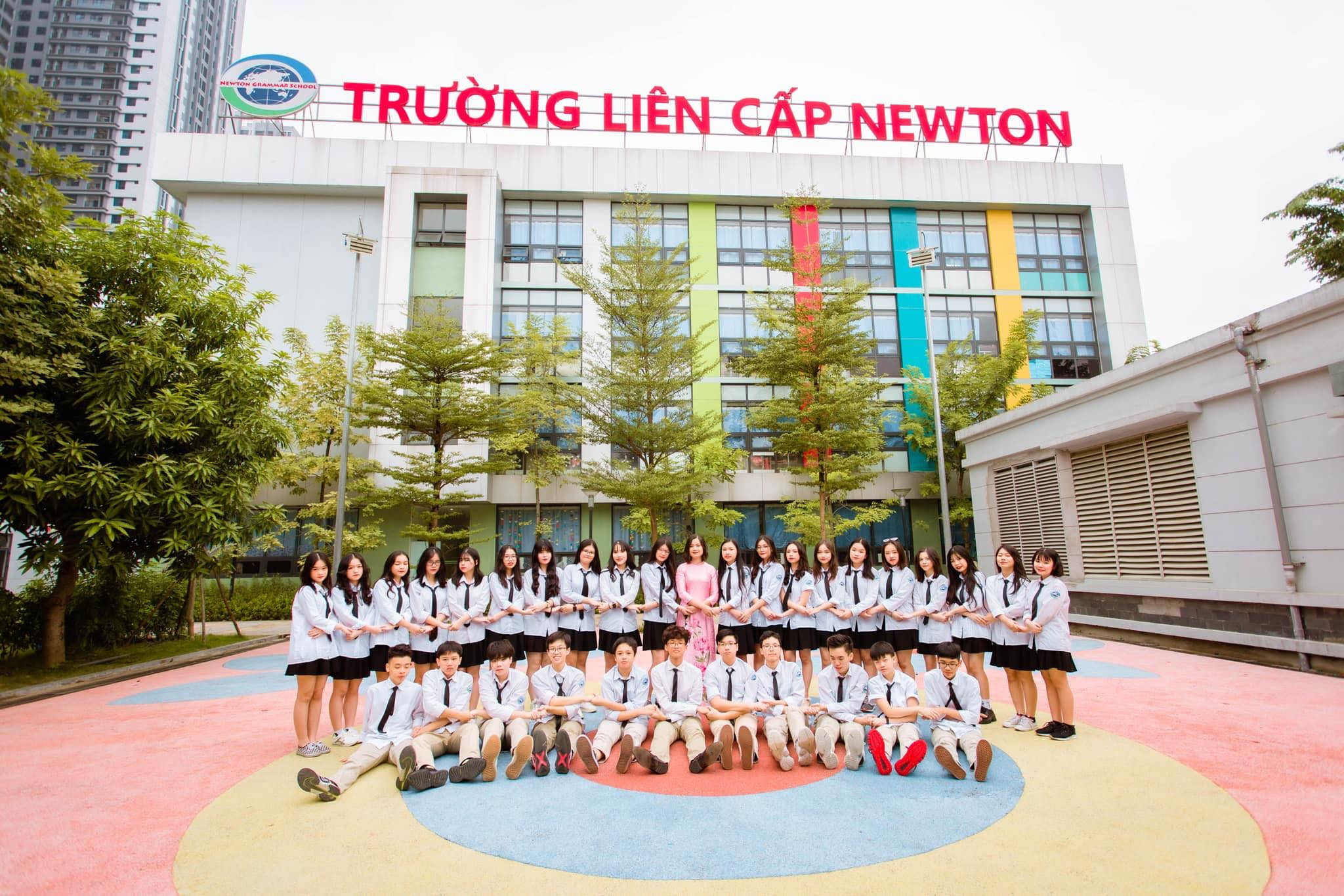 9A1 NEWTON YÊU THƯƠNG TRƯỚC MÙA HOA PHƯỢNG NỞ!